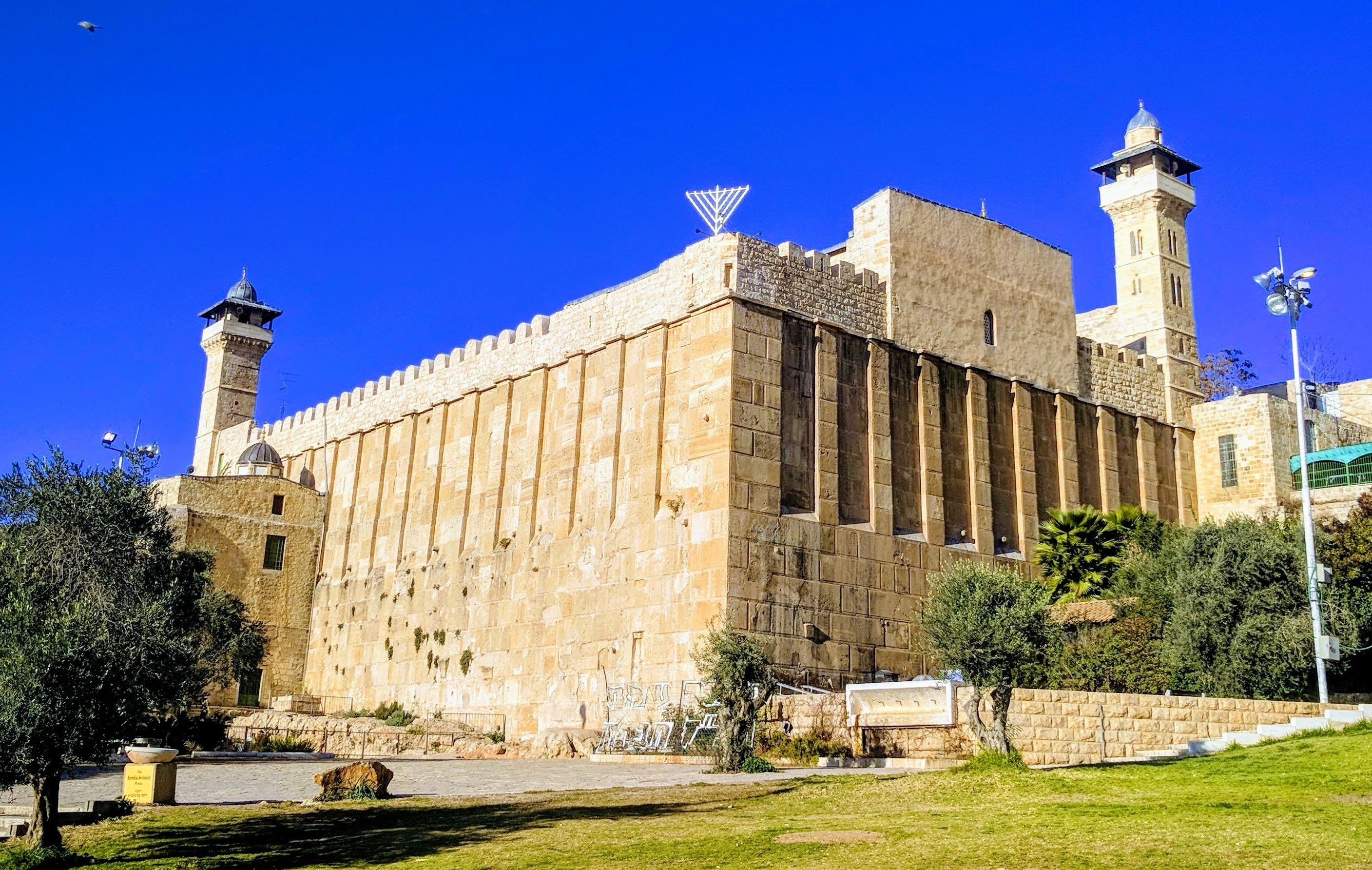 Self-test questions on Parshat Chayei Sarah with Rashi and Ramban — covering Sarah's age at death, her burial place, and the parsha's narrative structure.